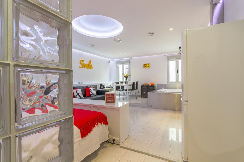 7Rooms7 Gran Via Smile Apartments Madrid Bagian luar foto