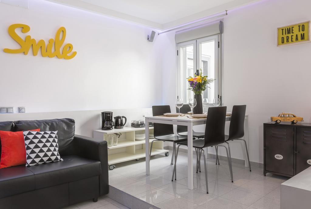 7Rooms7 Gran Via Smile Apartments Madrid Bagian luar foto