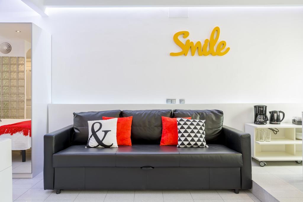 7Rooms7 Gran Via Smile Apartments Madrid Bagian luar foto